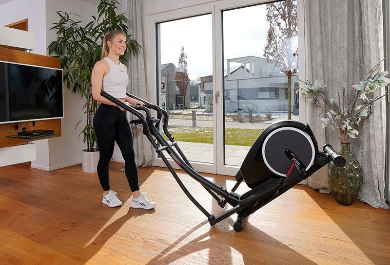 Vrouw na training op crosstrainer