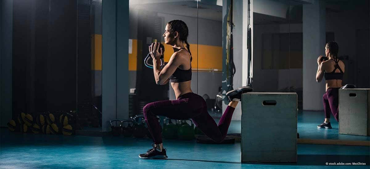 Vrouw traint Bulgarian Split Squats in de sportschool