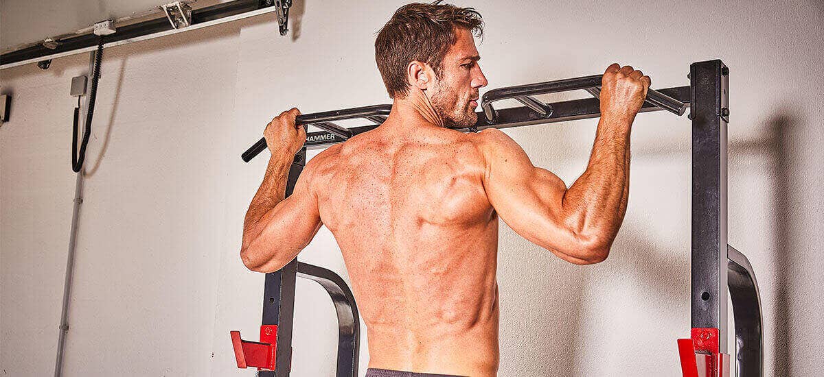 Man voltooide pull-ups
